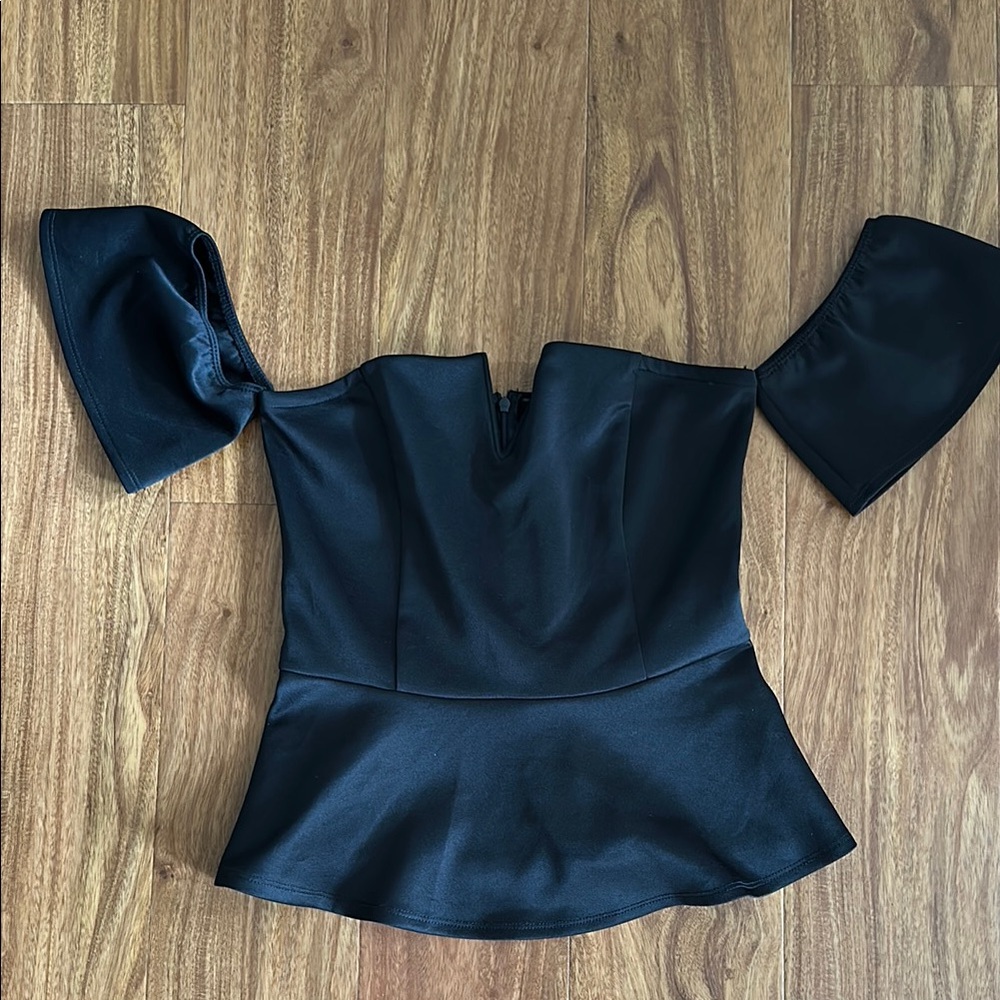 GUESS Elegant Black Off-Shoulder Top Large